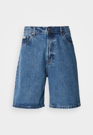 Denim shorts in vervaagd blauw, hoog in de taille met twee voorkruiszakken, gestikte details en een knoopsluiting.