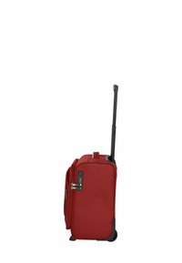 Roter Stoff-Kabinenkoffer mit Teleskopgriff, einer Vordertasche mit Reißverschluss und schwarzen Akzenten. Verfügt über robuste Rollen für Stabilität.