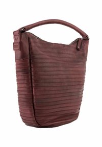 Sac à main en cuir bordeaux avec une surface texturée et rainurée, une anse arrondie et une fermeture zippée sur le dessus. Présente des détails de couture.