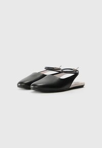 Zwarte leren slingback schoenen met een gladde textuur, spitse neus en een wijd opening. Beschikt over een slanke enkelband en een platte zool.