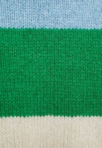Gros plan sur un tricot avec des rayures horizontales en fil bleu clair, vert et écru, montrant la texture détaillée des points.