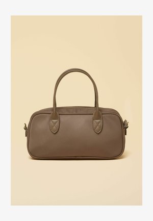 Ruda stačiakampė rankinė su apvalintais kraštais, viršutiniu užtrauktuku, dviem siūtomis rankenomis ir metalinėmis užsegimo detalėmis ant smėlio spalvos fono.