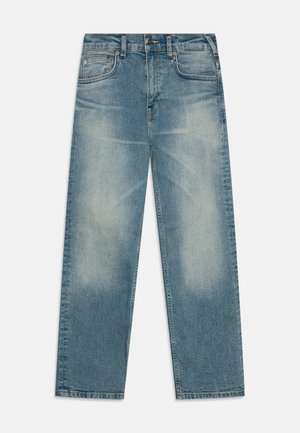 Blauwe vervaagde rechte spijkerbroek met voorzakken, riemlussen en knoopsluiting op een witte achtergrond.