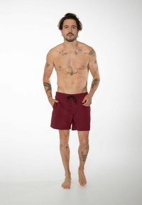 Shorts de bain bordeaux avec taille à cordon de serrage et poches latérales, conçus dans une coupe classique, fabriqués en matériau léger et à séchage rapide.