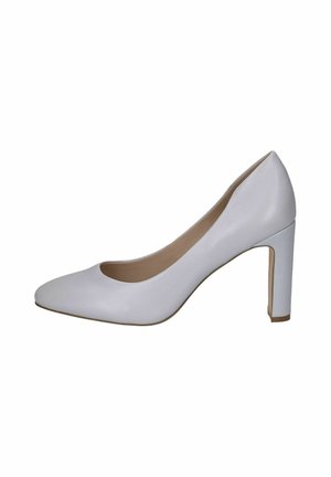 Zapato de tacón alto de cuero blanco con punta afilada, textura suave y tacón cuadrado. El interior cuenta con un forro beige. Diseño simple sin patrones.