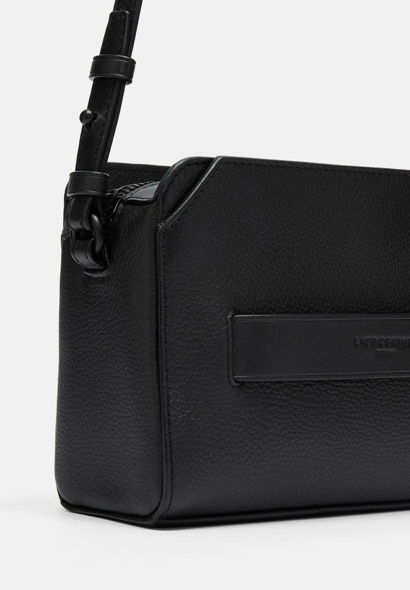 Schwarze Leder-Schultertasche mit strukturierter Oberfläche, rechteckiger Form, verstellbarem Tragegurt und dezentem Logo-Akzent auf der Vorderseite.