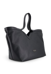 Schwarze Ledertasche mit strukturiertem Finish, V-förmigem Oberteil und doppelten Schultergurten. Verfügt über eine glatte, markierte Plakette an der Vorderseite.