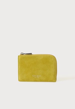 Malá obdĺžniková žltá semišová peňaženka so zipsom a strieborným logom Kate Spade New York na prednej strane.