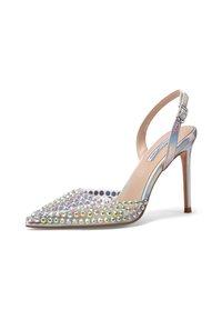 Scarpa slingback con tacco alto, punta affusolata, materiale trasparente, adornata con borchie iridescenti e una sottile cinturino alla caviglia trasparente.