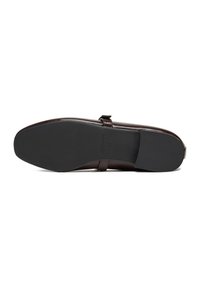 Zapato de cuero marrón con acabado liso, con una tira estrecha y una suela plana negra. Marcador de talla "37" grabado en la plantilla.