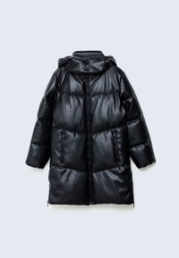 Manteau long noir matelassé avec capuche, fermeture éclair à l’avant et poches latérales zippées, présenté à plat sur un fond clair.