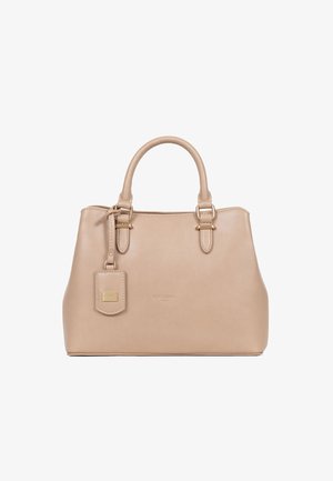 Borsa a mano in pelle beige con doppio manico superiore, hardware in tono oro, etichetta rimovibile e una texture liscia. Presenta un logo discreto sul davanti.