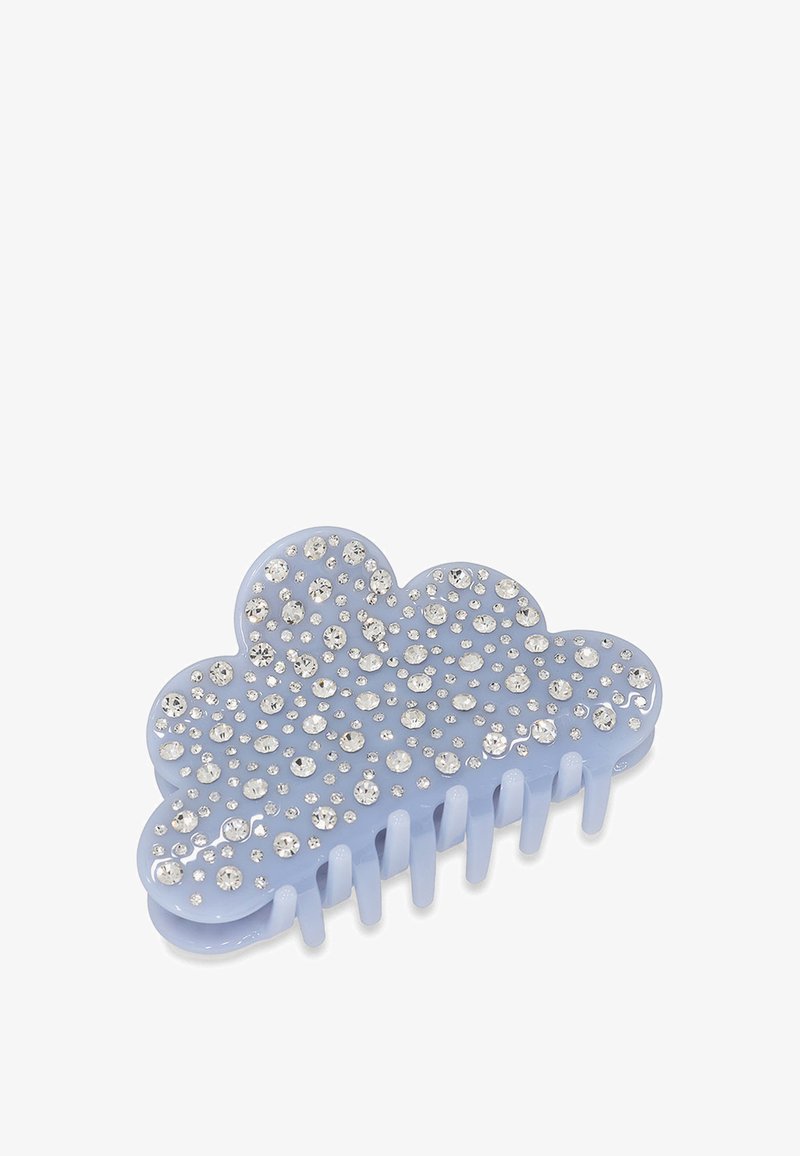 Lichtblauwe haarclip in de vorm van een wolk met een glanzende afwerking, versierd met verschillende heldere rhinestones bovenop.