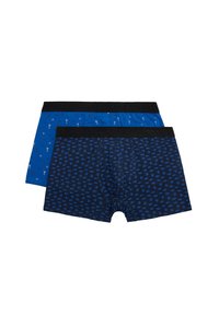 Dos pares de bóxers para hombre, uno azul oscuro con pequeños patrones de peces azul claro y otro azul brillante con iconos de temática náutica, ambos con cinturilla negra.