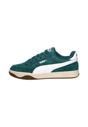 Baskets Puma en daim vert avec une bande blanche, une semelle beige et le logo Puma sur le côté, la languette et le talon, vues de côté gauche.