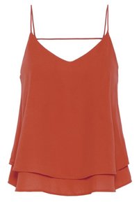 Czerwona bezrękawnikowa bluzka z dekoltem w serek, warstwowym wzornictwem i cienkimi ramiączkami. Wykonana z lekkiego materiału, o gładkiej fakturze i bez widocznych wzorów.