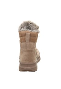 Botas de tobillo de ante marrón con cuello de pelo sintético, soporte acolchado para el tobillo, suela de goma plana y una lengüeta en el talón para facilitar su uso.