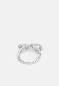 Silberner Ring mit zwei ineinandergreifenden Bändern, die eine strukturierte Gestaltung und kleine Edelsteinakzente auf jedem Band aufweisen. Glatte und glänzende Oberflächen.