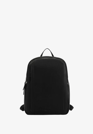 Czarny prostokątny plecak z przednią kieszenią na zamek, górnym uchwytem i regulowanymi paskami na ramiona na białym tle.