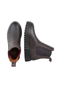 Brązowe skórzane botki za kostkę z teksturowaną tkaniną, gumową podeszwą z bieżnikiem i pętelką z różowym akcentem.