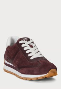 Burgunderfargede sneakers med semsket og mesh-materialer, hvite lisser, tykk hvit og gummisåle, med logo på tungen og strømlinjeformet design.