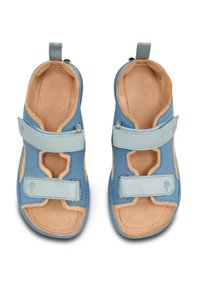 Sandalias de cuero azul con diseño troquelado, correas ajustables, interior tipo ante y una franja de acento azul claro a lo largo de cada correa.