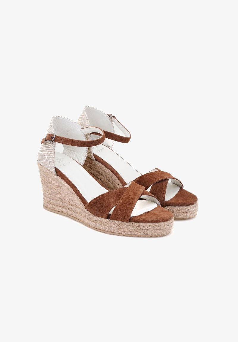 Sandales compensées en daim marron avec bride à la cheville, lanières croisées à l'avant et talon plateforme en jute tissée.