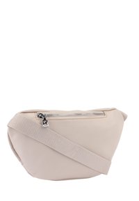 Borsa crossbody beige realizzata in materiale sintetico liscio, dotata di chiusura con zip, tracolla regolabile e forma arrotondata. Accenti in hardware argentato.