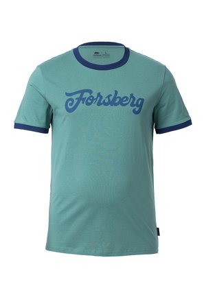 Camiseta verde claro con puños y cuello azul marino. Presenta la palabra "Forsberg" en letras mayúsculas y en negrita de color azul marino en el frente. Material de algodón.