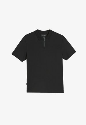 Czarna koszulka polo z krótkim rękawem i zamkiem przy kołnierzyku, wykonana z gładkiego materiału. Minimalistyczny design, bez wzorów i widocznych akcentów.