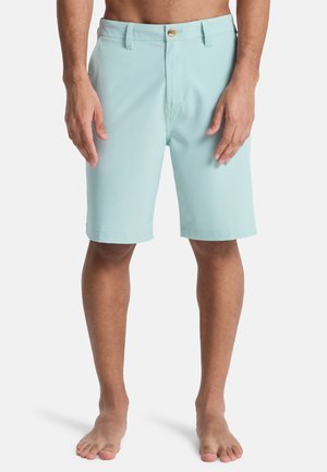 Hellblaue Shorts aus glattem Stoff mit Knopfleiste, Gürtelschlaufen und gerade geschnittenem Saum, der bis zur Mitte des Oberschenkels reicht.