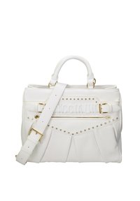 Sac à main en cuir blanc avec quincaillerie dorée, design plissé, accents en clous et une bandoulière amovible. Comprend une poignée supérieure et une fermeture éclair.