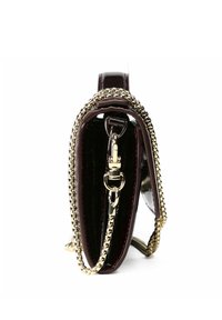 Bolso burdeos con textura acolchada, hardware de cadena dorada y cierre de cremallera. Cuenta con un acabado brillante y un anillo para llaves en el interior.