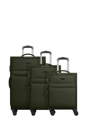 Drei grüne Stoffkoffer in verschiedenen Größen, ausgestattet mit Teleskopgriffen, doppelten Rollen und vorderen Reißverschlusstaschen. Strukturierte Oberflächendetails.