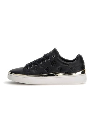 Czarny skórzany niski sneaker z tłoczonymi wzorami, czarnymi sznurówkami, grubą białą podeszwą i metaliczną złotą lamówką wokół podeszwy.