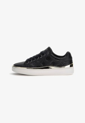 Czarny skórzany niski sneaker z tłoczonymi wzorami, czarnymi sznurówkami, grubą białą podeszwą i metaliczną złotą lamówką wokół podeszwy.
