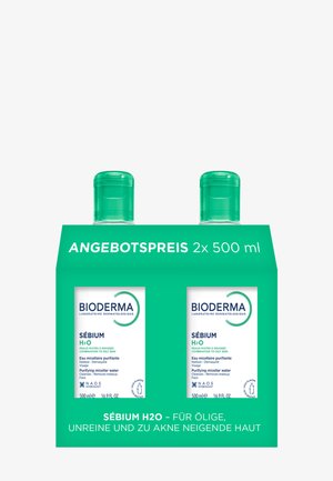 Zwei 500 ml Bioderma Sébium H2O reinigende Mizellenwasser-Flaschen in grüner Verpackung für fettige, zu Akne neigende Haut.