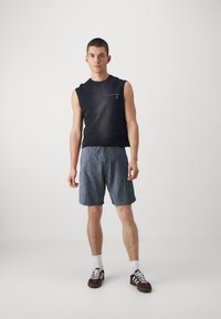 GAP ESSENTIAL - Shorts - indigo chambray