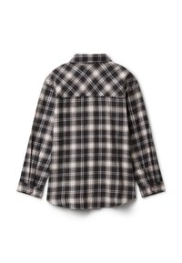 Vista posteriore di una camicia a maniche lunghe a scacchi nera e grigia con colletto e polsini abbottonati su uno sfondo bianco.