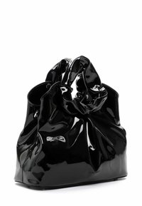 Czarna, błyszcząca torebka ze skóry lakierowanej o zmarszczonym designie, z dwoma skręconymi uchwytami i okrągłym dnem. Brak widocznych elementów metalowych.