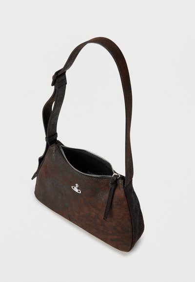 Μικρή καφέ δερμάτινη τσάντα ώμου με ρυθμιζόμενο λουράκι και ασημένιο φερμουάρ που είναι μερικώς ανοιχτό, με ασημένιο λογότυπο σε σχήμα σφαίρας στο μπροστινό μέρος.