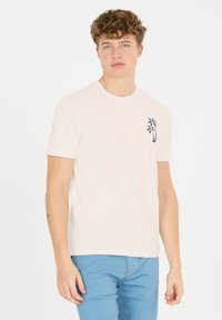 Ljusrosa bomulls t-shirt med en liten marinblå palmträd-design på vänster bröst. Korta ärmar och klassisk rundhalsad design.