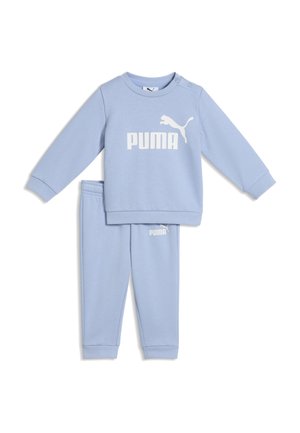 Lyseblåt Puma babytøj med langærmet sweatshirt og matchende bukser, med hvidt Puma-logo på begge dele.