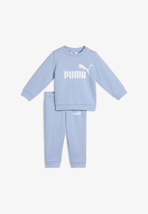 Jasnoniebieski dres Puma dla małych dzieci z bluzą z długim rękawem i pasującymi spodniami, z białym logo Puma na obu częściach.