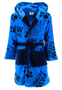 Accappatoio blu in pile con cappuccio, caratterizzato da testo nero "Paw Patrol" e motivo a impronte di zampe; include due tasche frontali e una cintura in tessuto.