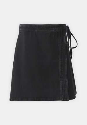 Falda envolvente de denim negro con cintura alta, detalle de lazo en el costado y una ligera forma en A con costuras limpias a lo largo de los bordes.