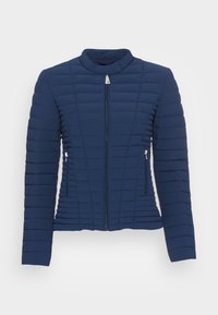 Giacca invernale navy con motivo trapuntato orizzontale, colletto alto e due tasche laterali con zip. Chiusura frontale con zip, tessuto morbido.