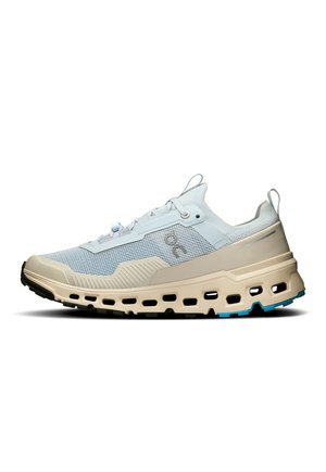 Hellblauer und beiger Sportschuh mit atmungsaktivem Mesh-Obermaterial, Schnürverschluss und dicker, gepolsterter Sohle mit mehreren Belüftungsöffnungen.