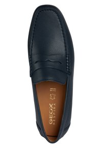 Mocassino in pelle blu navy con accenti cuciti, design slip-on, punta rotonda e soletta in pelle marrone chiaro con marchio "GEOX RESPIRA".