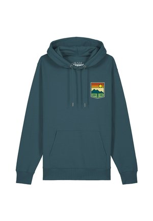 Dunkel petrolfarbener Hoodie mit Fronttasche und einem kleinen Patch auf der Brust mit Bergen, einer Sonne und den Worten "Good Vibe."